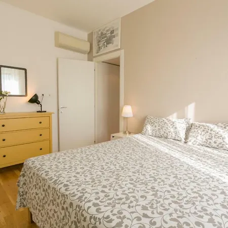 Charming One Bedroom In Apartamento Milão